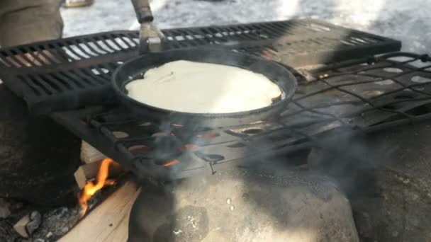 Panqueques rusos en sartén en hoguera — Vídeos de Stock