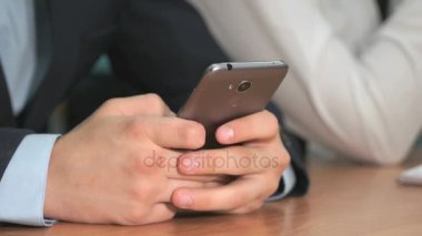 Bilinmeyen öğrenci holding gri smartphone