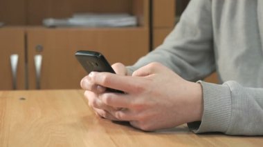 Bilinmeyen öğrenci holding siyah smartphone