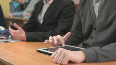 İki öğrenci becerikli alet tutan eller Close-Up