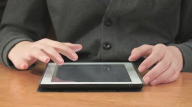 Bilgisayar tablet kullanarak fotoğraflarına bakmaktan adam