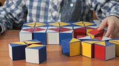 Küçük çocuk desen kullanarak toplama renkli küpler