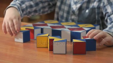 Küçük çocuk desen kullanarak toplama renkli küpler