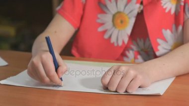 Küçük kız renkli kalemler kullanarak resim çizer