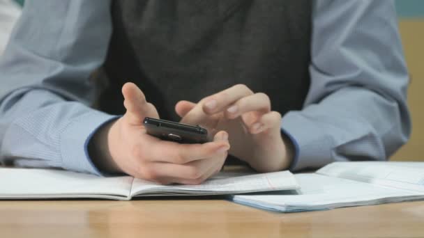 Onbekende student bedrijf zwarte smartphone — Stockvideo