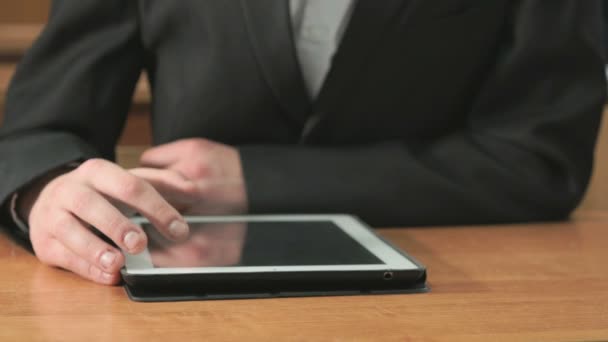 Człowiek ogląda zdjęcia przy użyciu komputera typu tablet — Wideo stockowe