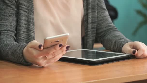 Primer plano de las manos de la mujer que sostiene el teléfono inteligente — Vídeos de Stock