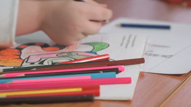 Niño dibuja las imágenes usando lápices de color — Vídeos de Stock