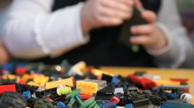 Bilinmeyen bir çocuk seti bina ile oynarken elinde