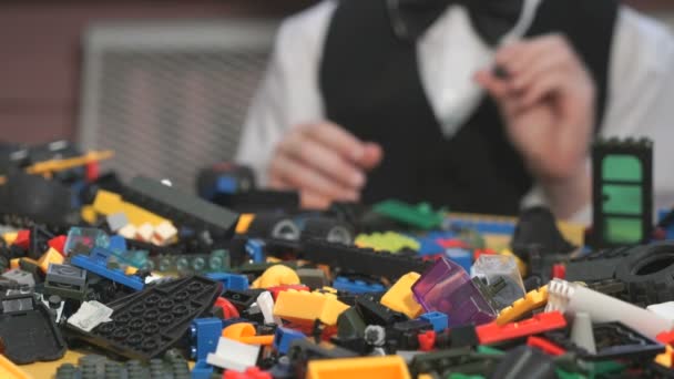 Manos de un niño desconocido jugando con el kit de construcción — Vídeos de Stock