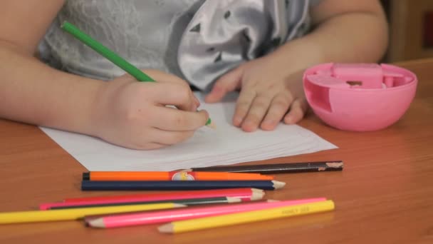 Κοριτσάκι αντλεί τις εικόνες χρησιμοποιώντας μολύβια χρώματος — Αρχείο Βίντεο