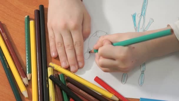 Bambino disegna le immagini utilizzando matite di colore — Video Stock