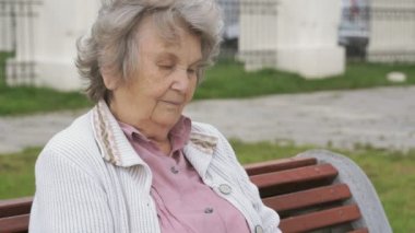 Yaşlı kadın bileklik fitness İzleyicisi'ni arıyorum