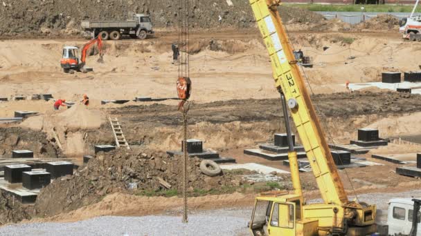 Mobiele bouw kraan op wielen buiten — Stockvideo