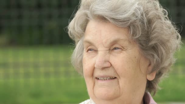 Olgun yaşlı kadın açık havada gülümseyen portresi — Stok video
