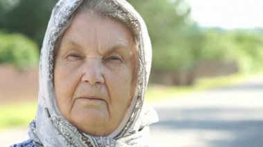 Ciddi yaşlı kadın düşünceli bakışı. Yakın çekim