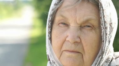 Ciddi olgun yaşlı kadın portresi. Yakın çekim