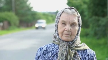 Düşünceli bakışı ciddi bir yaşlı kadın. Yakın çekim