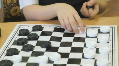 Çocuk anaokulu kapalı dama oynar