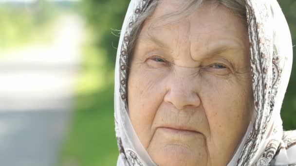 Portret van ernstige rijpe oudere vrouw. Close-up — Stockvideo