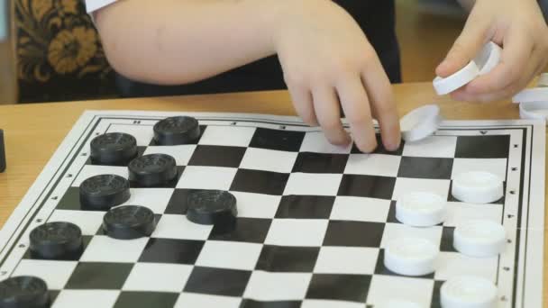 Das Kind spielt im Kindergarten drinnen Checker — Stockvideo