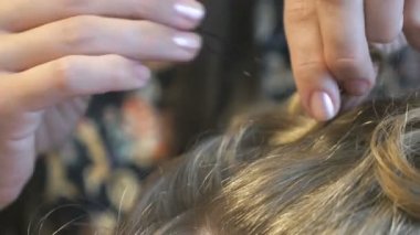 Stilist bukleler için çekici bir kahverengi saçlı yapar
