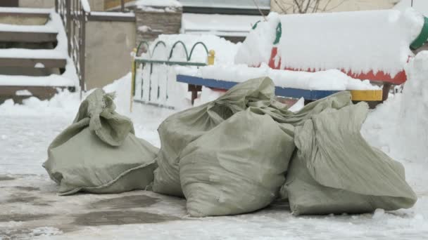Невідомий чоловік бере сумку зі сміттям — стокове відео