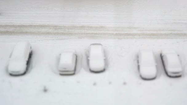 Parkoviště se sněhem pokrytých auta v zimě — Stock video