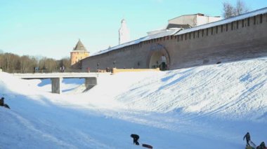 Yokuş aşağı kışın halletme çocuk