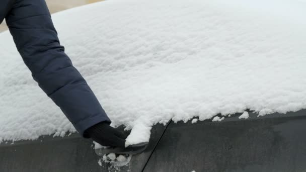 Ο άνθρωπος ανοιγόμενη πόρτα του αυτοκινήτου. Χιόνι πέφτει μέσα σε αυτοκίνητο — Αρχείο Βίντεο