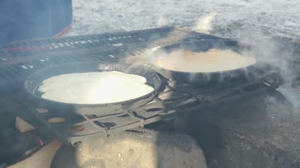 Panquecas russas na panela de ato de fritar na fogueira — Vídeo de Stock