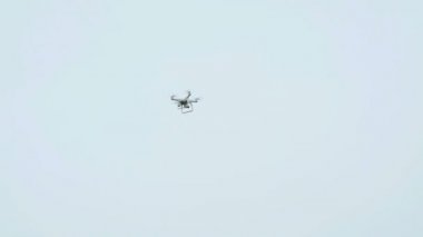 Gökyüzünde uçan kamera ile modern quadcopter