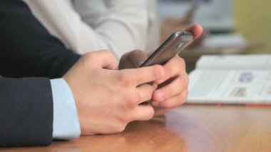 Bilinmeyen öğrenci holding gri smartphone