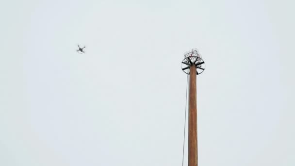 Μοντέρνο τετράγωνο ελικόπτερο με κάμερα που πετούν στον ουρανό — Αρχείο Βίντεο