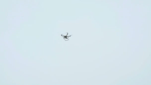 Moderno quadcopter con cámara volando en el cielo — Vídeo de stock