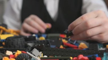 Bilinmeyen bir çocuk seti bina ile oynarken elinde