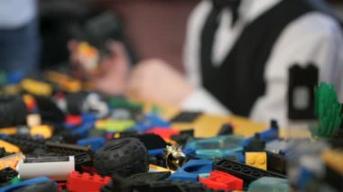 Bilinmeyen bir çocuk seti bina ile oynarken elinde