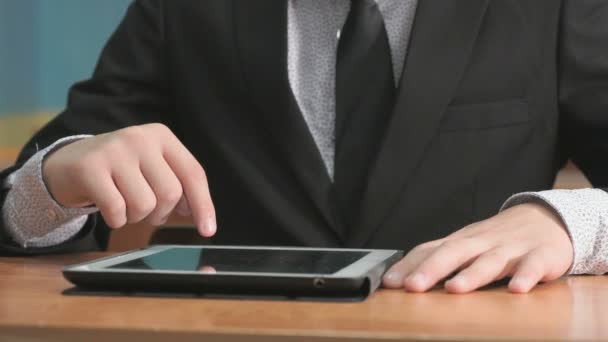 Student op zoek naar foto's met behulp van computer tablet — Stockvideo