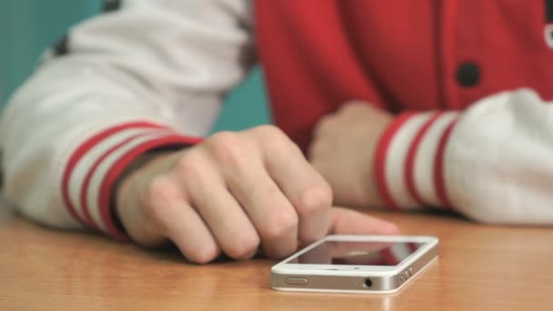Öğrenci acil parmak üstünde perde smartphone — Stok video