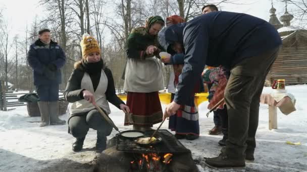 Русские блинчики на сковородке на костре — стоковое видео