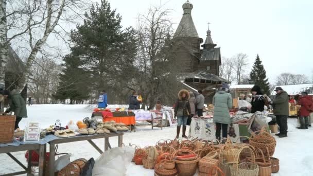 Winkelen tent met traditionele kisten van berk — Stockvideo