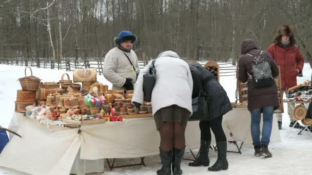 Einkaufszelt mit traditionellen Birkenschatullen — Stockvideo