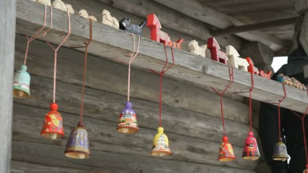 Παραδοσιακό γιορτινό πολύχρωμο ρωσική ξύλινα παιχνίδια — Αρχείο Βίντεο