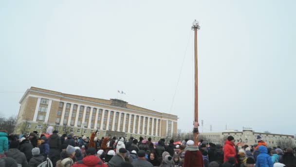 Człowiek wspina się filar podczas karnawału zapusty — Wideo stockowe