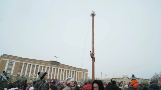 L'uomo che sale sul pilastro durante il carnevale di Shrovetide — Video Stock