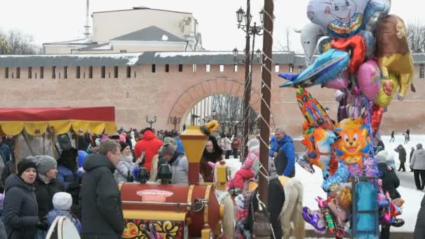 Люди ходят по площади во время Масленицы — стоковое видео