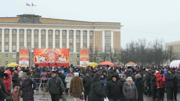 People walk on square during Shrovetide carnival — Stock Video