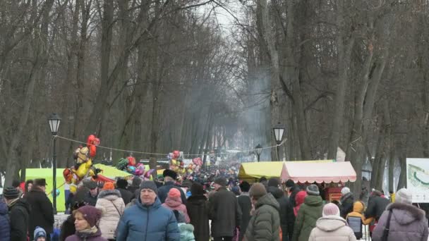 As pessoas caminham na praça durante o carnaval de Shrovetide — Vídeo de Stock