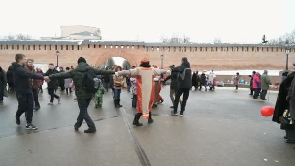 Människor som spelar spel under Fastlagen karneval — Stockvideo