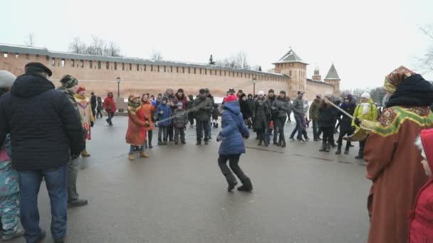 Människor som spelar spel under Fastlagen karneval — Stockvideo